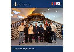 ҮЛЬСАН ИХ СУРГУУЛИЙН ЭМНЭЛЭГТ МОНГОЛ ЭМЧ НАР ЧАДАВХЖУУЛАХ СУРГАЛТАНД ХАМРАГДАЖ БАЙНА.