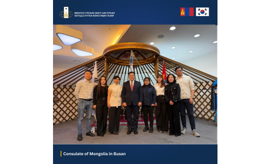 ҮЛЬСАН ИХ СУРГУУЛИЙН ЭМНЭЛЭГТ МОНГОЛ ЭМЧ НАР ЧАДАВХЖУУЛАХ СУРГАЛТАНД ХАМРАГДАЖ БАЙНА.